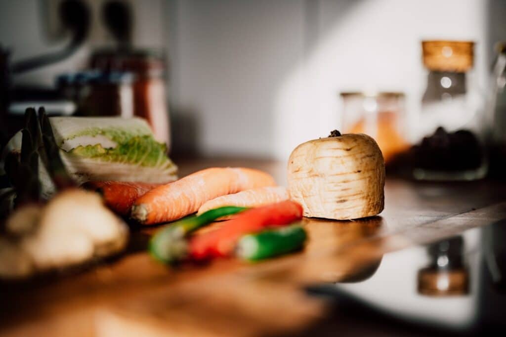 découvrez l'importance de bien laver vos légumes pour éliminer les impuretés et les pesticides. apprenez des techniques simples et efficaces pour profiter pleinement de vos fruits et légumes tout en préservant votre santé.